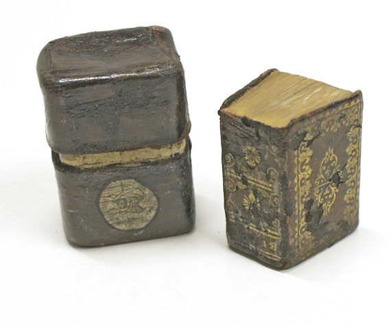 Bibel im Miniaturformat - Bibel in Miniaturformat: La Sainte Bible 1752.  dazu Rosenkranz, zus. in Holzschatulle.